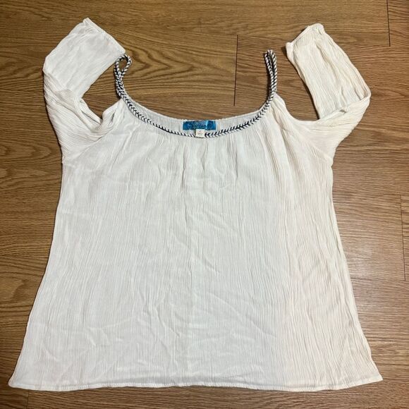 Buttons Bettie Cold Shoulder Top - Picture 3 of 4